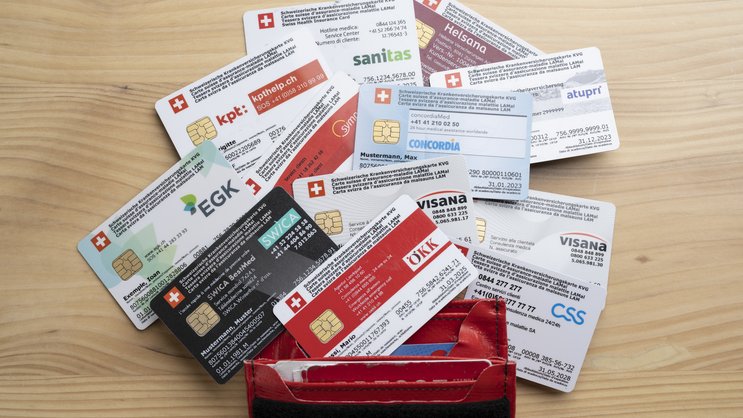 En raison de l'augmentation des primes combinée à l'inflation, près de 20% de la population suisse a changé de caisse maladie en 2023. Un record historiquement élevé.