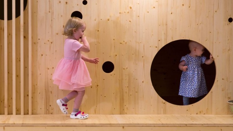 Das Swiss Re Kids House bietet 30 Betreuungsplätze für Kinder von 3 Monaten bis einschliesslich 7 Jahren oder bis zum Eintritt in die Primarschule. Es bietet auch Betreuungslösungen für Kinder im Alter von 8 bis 12 Jahren, entweder an einzelnen Tagen während des Schuljahres oder während der Schulferien.