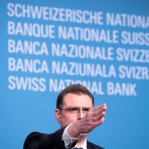 Die expansive Geldpolitik der Schweizerischen Nationalbank SNB (Bild: SNB-Präsident Thomas Jordan) hat schon vor der Corona-Pandemie zu einer Liquiditätsschwemme geführt und die Zinsen nach unten gedrückt.