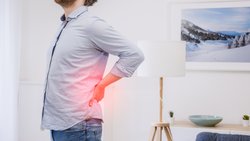 Starke Rückenschmerzen sind nur eine Möglichkeit von vielen, warum Mitarbeitende sich krankmelden. Jüngere sind laut Statisik häufiger krank.