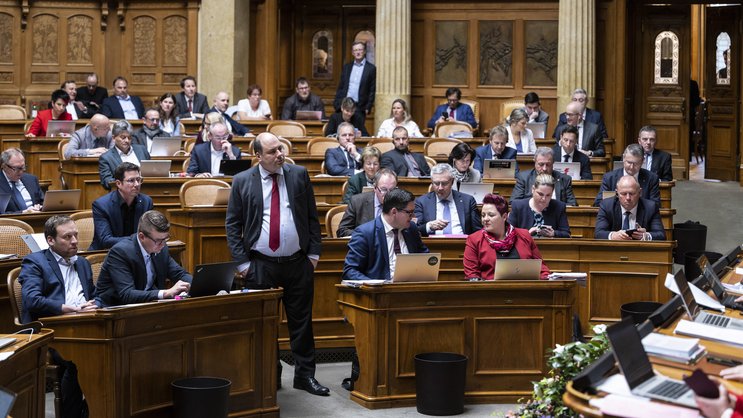Die Mitglieder der SVP Fraktion um Mauro Tuena verfolgen anlässlich der Frühjahrssession der Eidgenössischen Räte mit mehr oder weniger Interesse die Diskussionen.