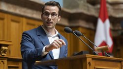 «Si une opération de la hanche qui doit être répétée après deux ans par manque de qualité n'est bon ni pour les patients, ni pour les hôpitaux»: Conseiller national Andri Silberschmidt .