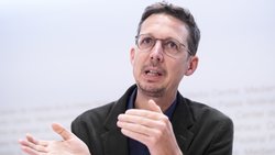 «È evidente che la gente vede nell’auto elettrica un’opportunità per tutelarsi dall’aumento dei prezzi del carburante dovuto alle tensioni geopolitiche»: Michael Hermann, direttore di Sotomo.