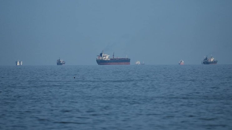 Milliarden-Stau am Persischen Golf lähmt Welthandel weiterhin.
