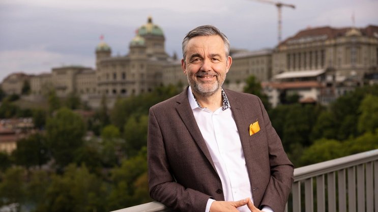 Thomas Harnischberg formule des critiques virulentes à l'égard du débat politique sur les frais administratifs des caisses d'assurance maladie.