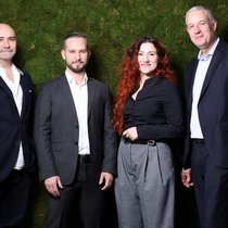 De gauche à droite: Gogo Schumacher, président du Conseil d'administration et co-fondateur d'Awina, Cem Özbek, coordinateur de projet développement des ventes chez Pax, Drenushe Shala, CEO et co-fondatrice d’Awina, et Daniel Mutz, responsable Distribution & Marketing chez Pax.