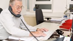 Le Conseil fédéral encourage la poursuite de l'activité professionnelle jusqu'à l'âge de référence ou au-delà.