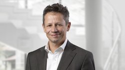 André Steiner ist Präsident des Verwaltungsrats und Geschäftsführer der Mendo AG, Bern sowie Leiter der Geschäftsstelle für die Westschweiz und das Tessin der IAF Interessengemeinschaft für Finanzausbildung.