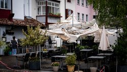 Un pavillon de restaurant détruit par la grêle dans le centre-ville de Bülach vendredi à Bülach. 