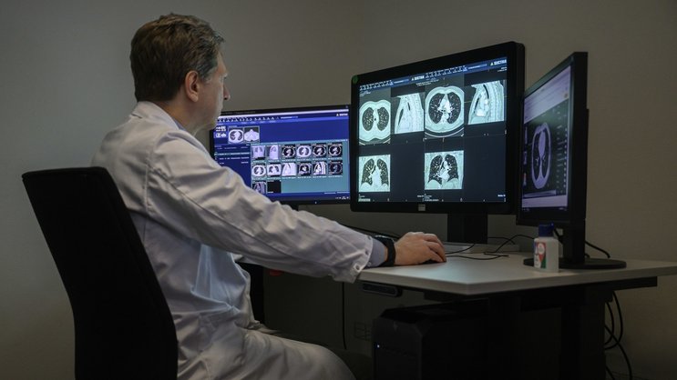 Un médecin regarde les images de l'imagerie par résonance magnétique (IRM) en tant qu'examen ambulatoire à l'Inselspital à Berne dans la polyclinique Institut universitaire de radiologie diagnostique, interventionnelle et pédiatrique.