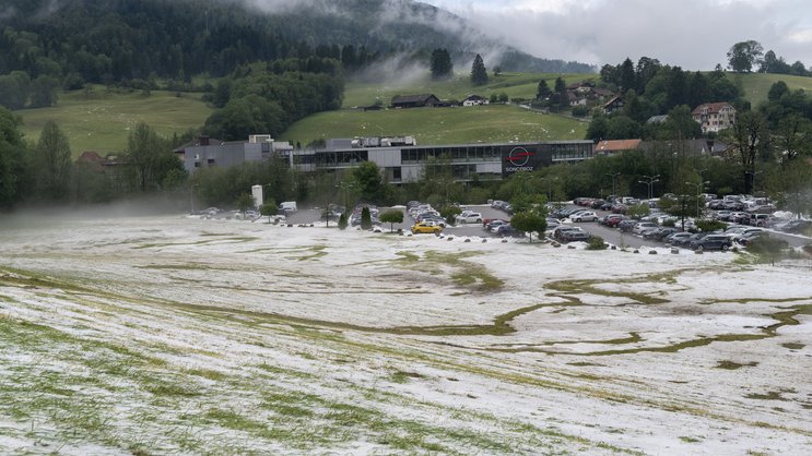 Aufraeumarbeiten im Dorf nach dem Murgang vom Donnerstagabend ueber dem Oberwalliser Dorf Oberwald, Gemeinde Obergoms, am Freitag, 9. Juli 2021. Die andauernden Regenfaelle der letzten Tage haben in einigen Teilen der Schweiz zu Ueberschwemmungen und Verkehrsbehinderungen gefuehrt. (KEYSTONE/Dominic Steinmann)