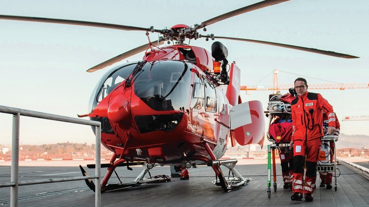 Transport de patients sur le toit d'un hôpital avec un hélicoptère de la Rega.
