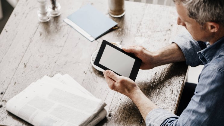 Zeitung oder Tablet? Versicherer nutzen traditionelle und neue Kanäle zur Unternehmenskommunikation.