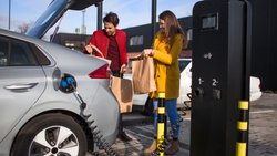 Dans la plupart des cas, les voitures électriques sont moins chères à assurer que les voitures à combustion, mais cela vaut surtout pour les conducteurs expérimentés.