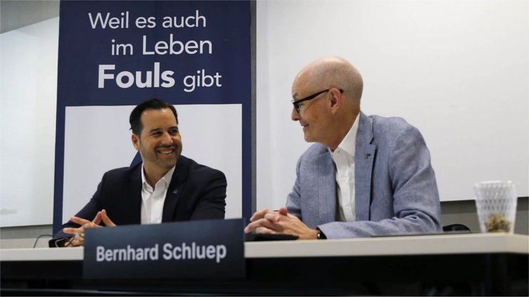 Verwaltungsratspräsident Bernhard U. Schluep (r.) und CEO Beat Riniker freuen sich über ein gutes Geschäftsjahr 2024.