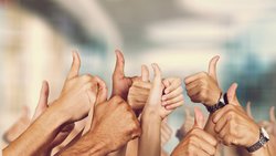 Die besten Arbeitgeber schaffen ein Umfeld, in dem Mitarbeitende sich wohlfühlen und sich motiviert weiterentwickeln können.