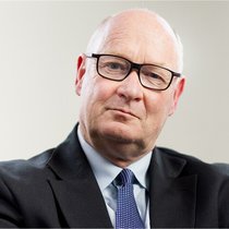 Sir Douglas Flint nimmt auch 70-jährig eine neue Herausforderung an.