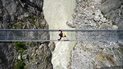 Die Brücke in die Zukunft jetzt bauen: Agentic AI, also selbstagierende künstliche Intelligenz, schafft Haftungslücken. Um die drohende Responsibility-Gap zu schliessen, braucht es innovative Rezepte der Assekuranz.