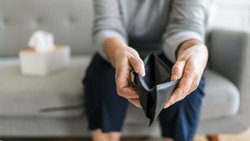 Rentnerinnen und Rentner haben aufgrund ihres geringeren Einkommens als zu Erwerbszeiten ein Risiko, in die Armut abzurutschen.