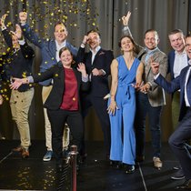 Das Smile-Team im Goldrausch: Helvetia-CEO Martin Jara, Michael Decker, Stefan Weber, Nina Roth, Goran Zdilar, Joséphine Chamoulaud, Pierangelo Campopiano, Marcel Karrer und Martin Tschopp (v.l.n.r.)
