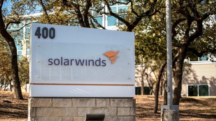 Eine gravierende Cyberattacke in 2020 hatte Hackern Zugriff auf mehr als 250 amerikanische Behörden und Unternehmen verschafft. Die Angreifer hatten sich Zugang zu den Netzen über eine Wartungssoftware der Firma Solarwinds verschafft und waren über Monate unentdeckt geblieben.