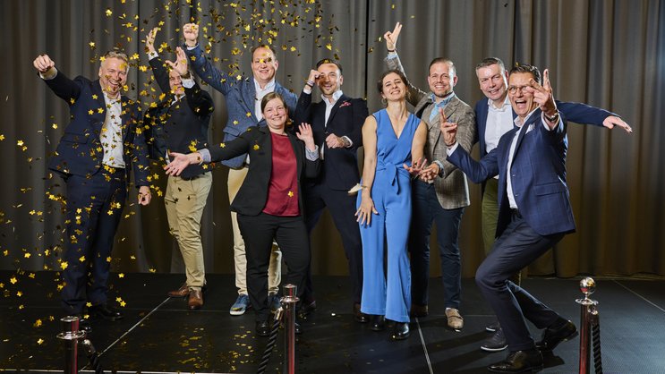Das Smile-Team im Goldrausch: Helvetia-CEO Martin Jara, Michael Decker, Stefan Weber, Nina Roth, Goran Zdilar, Joséphine Chamoulaud, Pierangelo Campopiano, Marcel Karrer und Martin Tschopp (v.l.n.r.)