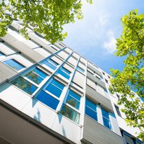 Bei Gewerbeimmobilien bietet die Indexierung der Mieterträge in den meisten europäischen Ländern inklusive der Schweiz einen gewissen Inflationsschutz und erlaubt in der Regel jährlich eine Anpassung der Gewerbemieten.