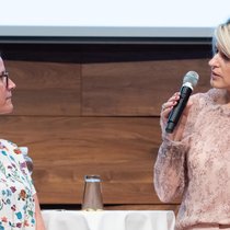 Andrea Schneider-Ryser, conseillère financière de l’année 2022 (à gauche) en discussion avec Anna K. Milojevic de Lawrence Fashion, qui récompensera la gagnante par une tenue sur-mesure.