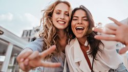 Auf gute Freundinnen und Freunde ist meistens Verlass - auch in Versicherungsfragen.