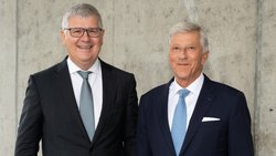 Stabsübergabe beim SVV: Rolf Dörig (rechts) übergibt das Präsidium an Stefan Mäder.