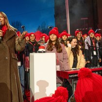 Coup d'envoi de l'année anniversaire sur la Place fédérale à Berne avec Michèle Rodoni, CEO de la Mobilière.