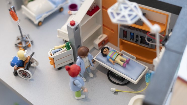 Playmobil-Spital: Für viele Schweizerinnen und Schweizer sind die steigenden Krankenkassenprämien eine grosse Sorge.