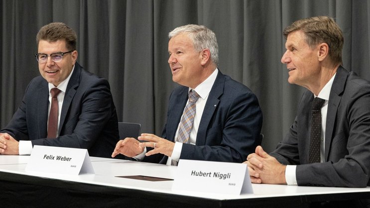 Andreas Rickenbacher, Presidente del Consiglio di Amministrazione, Felix Weber, CEO, e Hubert Niggli, CFO della Suva, alla conferenza stampa.
