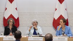 Anne Levy, Direktorin BAG, Bundesrätin Elisabeth Baume-Schneider und Agnes Schenker, Kommunikation EDI (v.l.n.r.) sprechen an einer Medienkonferenz in Bern über die Krankenkassenprämien 2025.