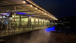 Das Restaurant Schwellenmätteli an der Aare in Bern in winterlicher Atmosphäre.