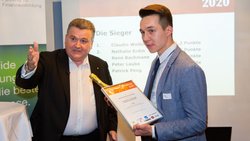 Marco Baur, Präsident IAF (links) und der «Finanzberater des Jahres 2020», Claudio Wellington, bei der Übergabe der Auszeichnung.