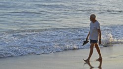 Homme sur la plage en Espagne : l'âge de la retraite n'est plus considéré comme un repère fixe pour de nombreux salariés.