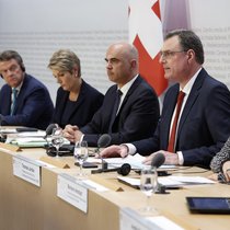 Conférence de presse à l'occasion de l'annonce de la reprise d'urgence du Credit Suisse par l'UBS, le 19 mars 2023 à Berne: Axel Lehmann, alors président du conseil d'administration du Credit Suisse, Colm Kelleher, président du conseil d'administration de l'UBS, la ministre des Finances Karin Keller-Sutter, l'ancien président de la Confédération Alain Berset, Thomas J. Jordan, alors président de la BNS, et Marlene Amstad, présidente de la Finma.