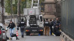 Des policiers recherchent des indices sur un monte-charge utilisé par des voleurs dimanche au musée du Louvre à Paris.