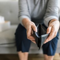 Rentnerinnen und Rentner haben aufgrund ihres geringeren Einkommens als zu Erwerbszeiten ein Risiko, in die Armut abzurutschen.