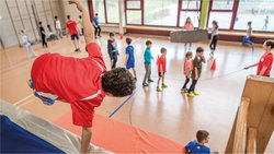 Les enfants en âge d'aller à l'école primaire se retrouvent avec leurs amis lors des «OpenSundays» pour jouer librement ou s'amuser sur des parcours de motricité.