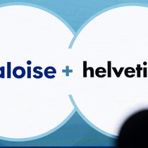 Logos des deux assureurs Baloise et Helvetia lors de l'assemblée générale extraordinaire d'Helvetia Assurances du 23 mai 2025 à Saint-Gall.