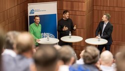 Jürg Portmann vom ZHAW im Gespräch mit Bernard El Hage und Patrick Eugster (v.r.n.l.).