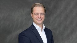 «Nos chiffres montrent qu’une comparaison systématique des primes et un changement de caisse-maladie peuvent délester le budget d’un ménage même après plusieurs années»: Niklas Elser, responsable Prévoyance individuelle et Prévoyance santé d'AXA.