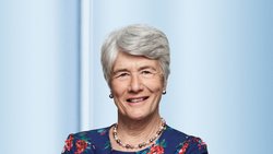 Frau Carnwath schloss ihr Studium in Wirtschaft und Deutsch an der Universität von Reading ab. Sie hält zudem einen Ehrendoktortitel (LLB) von der Universität von Reading und der Universität von Exeter.