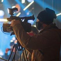 Mit dem Lockdown Mitte März mussten Fernseh- und Kinofilmproduktionen plötzlich ihre Arbeiten einstellen. Vielerorts haben sie seither die Produktion auch nicht wieder aufgenommen.