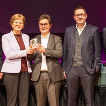Jürg Liechti, président du conseil de fondation; les lauréats Natalie Beck Torres et Pedro Torres de l’entreprise Innoguer GmbH; Thomas Schöb, CEO de la Baloise Bank SA et nouveau directeur général de la fondation; ainsi que Jürg Ritz, l’ancien directeur général de la fondation (de g. à dr.).