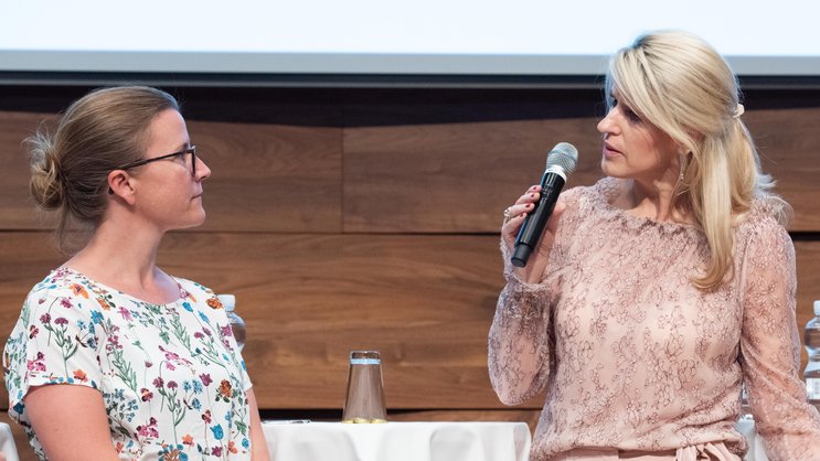 Andrea Schneider-Ryser, conseillère financière de l’année 2022 (à gauche) en discussion avec Anna K. Milojevic de Lawrence Fashion, qui récompensera la gagnante par une tenue sur-mesure.