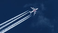 Les traînées de condensation se forment lorsque la vapeur d'eau contenue dans les gaz d'échappement des avions se condense et gèle dans un air froid et humide: Airbus A380 d'Emirates. 