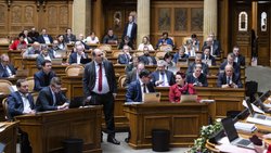 Die Mitglieder der SVP Fraktion um Mauro Tuena verfolgen anlässlich der Frühjahrssession der Eidgenössischen Räte mit mehr oder weniger Interesse die Diskussionen.